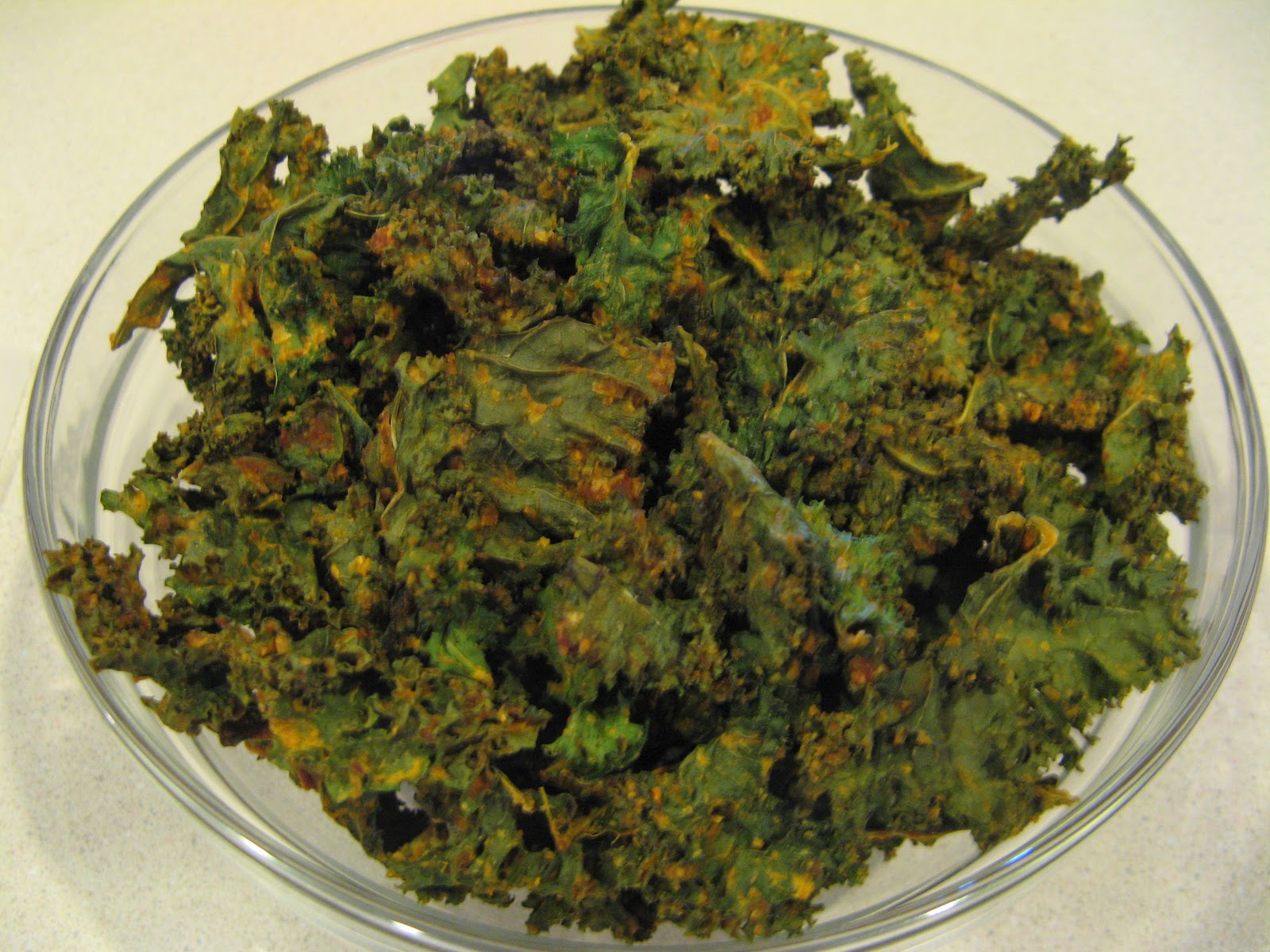 Greener Eating { SUNDRIED TOMATO KALE CHIPS }
