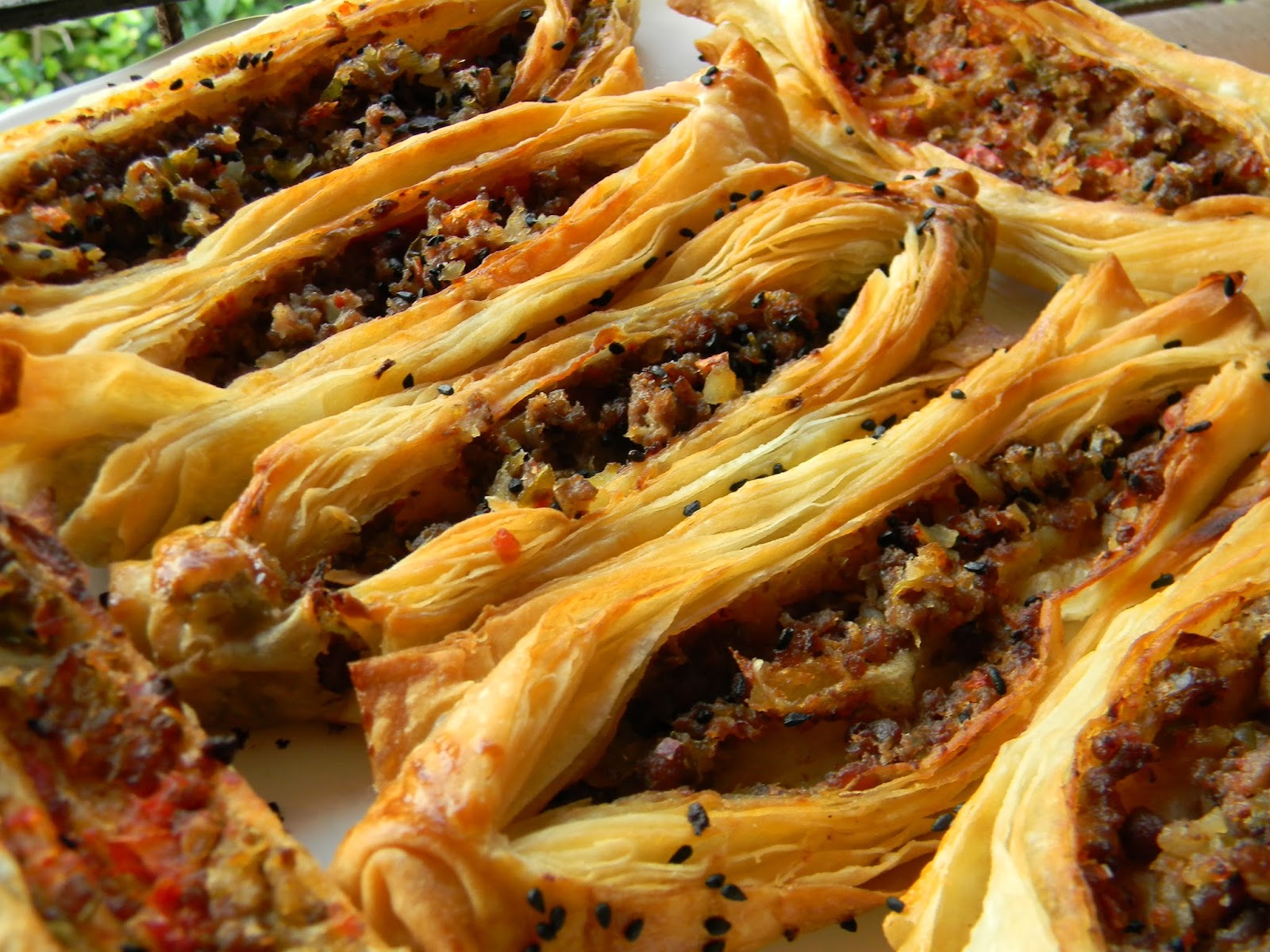 Vişnap Fırında Kıymalı Kat Kat Börek.