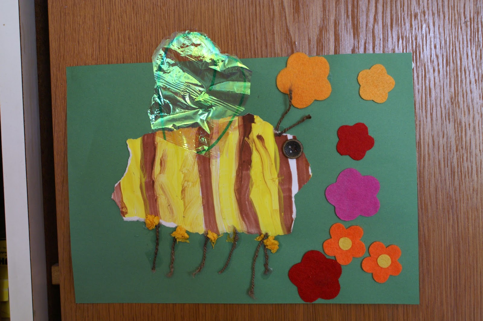 Märlimuus: Biene basteln - Leimen üben