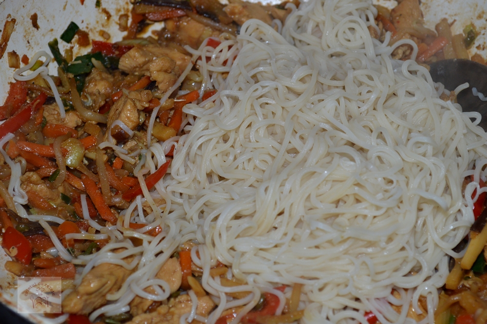 Pui cu taitei si legume CAIETUL CU RETETE