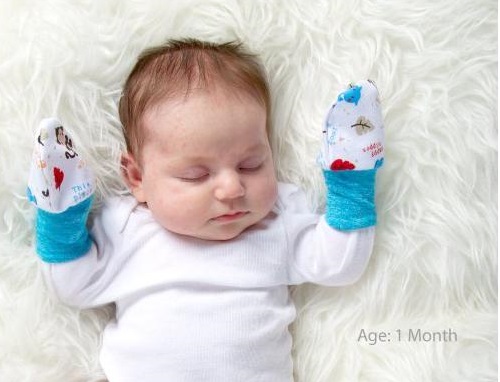 Bila masa sesuai buka sarung tangan bayi, perkembangan deria sentuh dan genggam bayi, mittens kena pakai sampai bila, gambar sarung tangan bayi