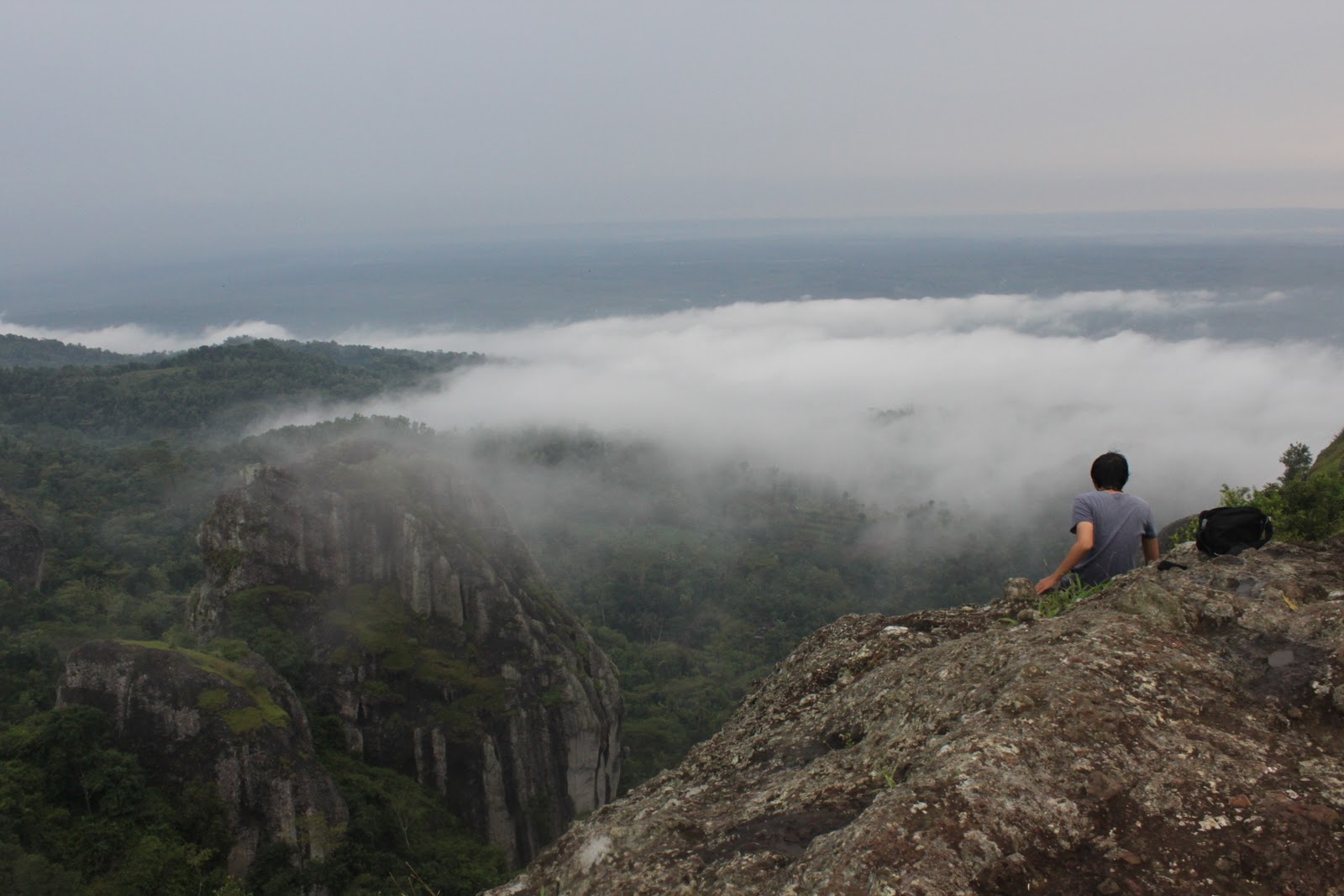 Wisatawan berkemah di Gunung Nglanggeran