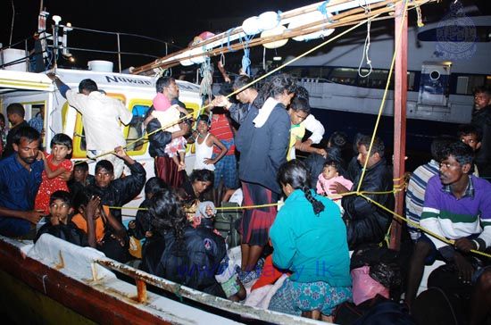 sl+navy+captured+111+illegal+refugee+6.j