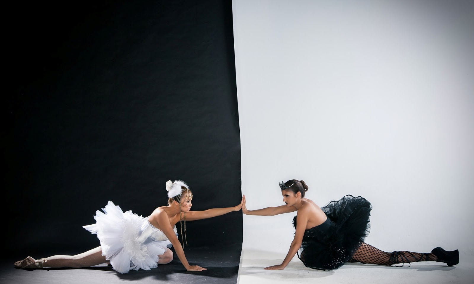 Белая и черная балерины на разминке любят друг друга орально 