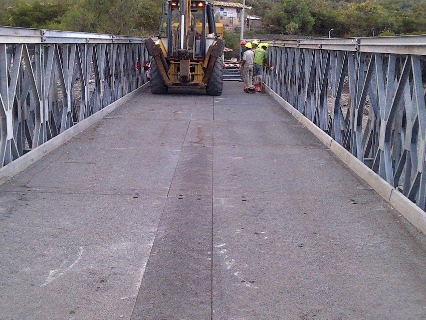 Instalan puente en río Malcas
