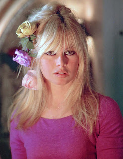  Mon nouveau mannequin de Brigitte Bardot  - Page 3 Brigitte+Bardot+flowers+in+her+hair