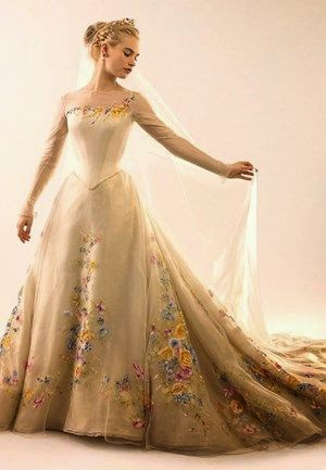 Foto: Vestido de noiva inspirado em Cinderela é quase uma réplica da  animação para a vida real. O azul e o brilho é o predominante e fica lindo.  - Purepeople