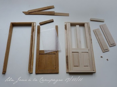 J'ai transformé la porte en remplaçant les panneaux supérieurs pleins par une vitre imitant le verre cathédrale (suivant ma méthode).