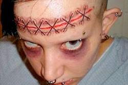 tatuaje de una incision en todo el craneo, desde la mitad de la frente
