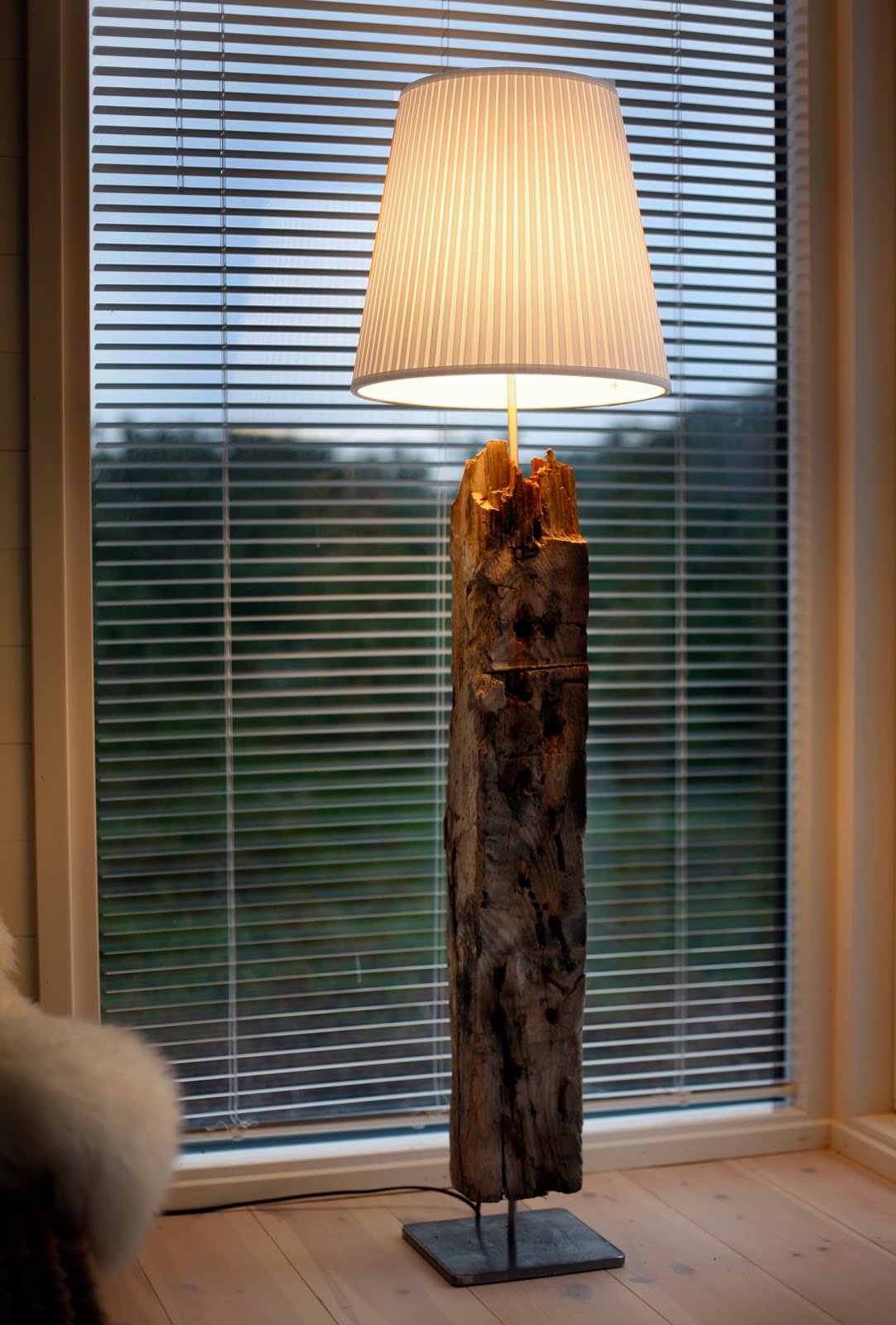 Made by amalie lykke: lampe af drivtømmer