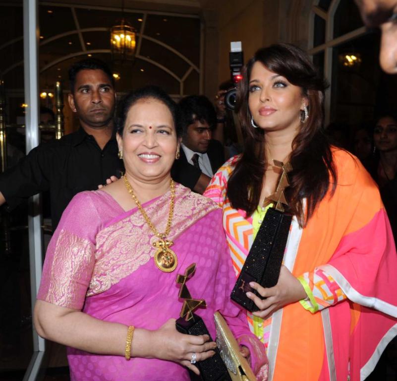 Aishwarya Rai Spotted with her mother Vrinda Rai - Aishwarya Rai Post Pregnancy Pics 