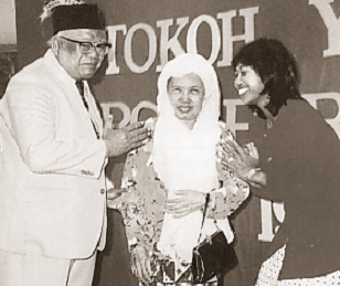 Tatakrama dengan orang yang lebih tua merupakan salah bentuk norma sosial Tatakrama dengan orang yang lebih tua merupakan salah bentuk norma sosial