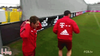 공 대충 차고 돌아가는 알론소