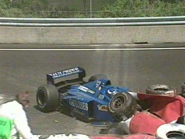 Acidente de Olivier Panis, no GP do Canadá de Fórmula 1, Montreal, em 1997 by paddockinfo.blogspot.com 