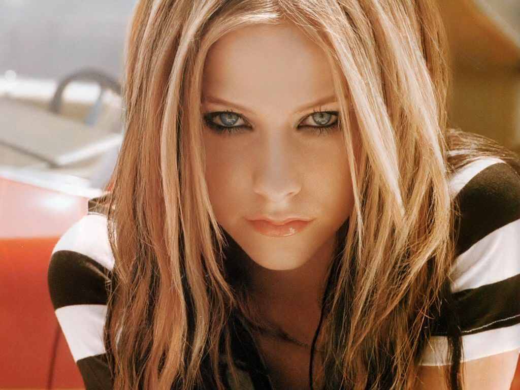 http://3.bp.blogspot.com/-75UDRba8tAM/TlMFt3_67QI/AAAAAAAACu4/xMgVAZlgk9s/s1600/Avril-Lavigne.JPG