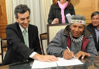 Randazzo_firma_convenio_con_cacique_toba.jpg