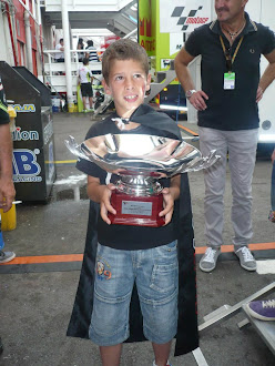 Con el trofeo de Andrea Dovizioso