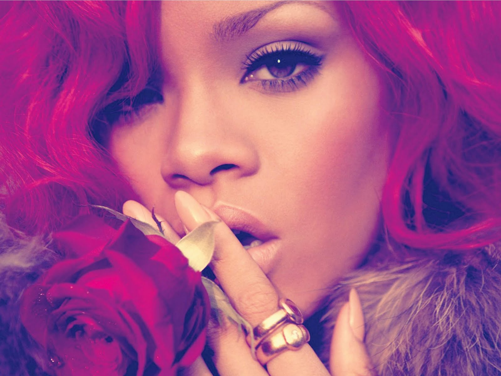 http://3.bp.blogspot.com/-76s3z8SUEqo/T38eDVcLxLI/AAAAAAAAD1M/F50p7KqL9TQ/s1600/Rihanna-Loud-Album-Booklet.JPG