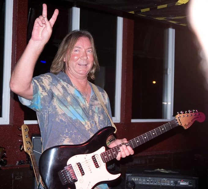 Dave Murray: jam com amigos em pub no Hawaii