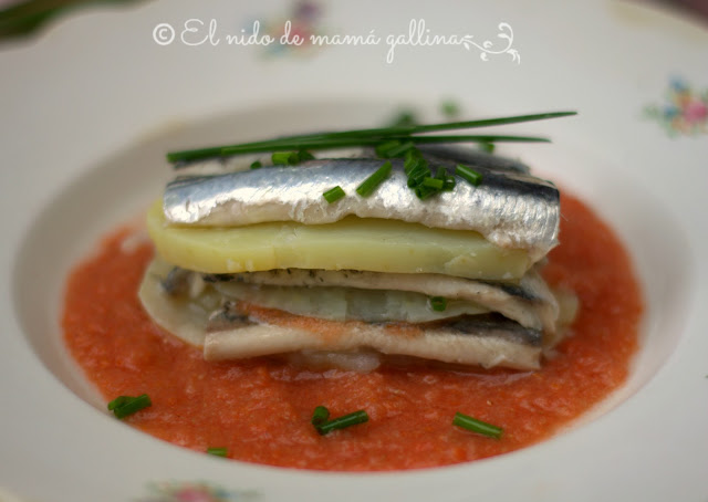 Milhojas De Patata Y Anchoas Marinadas Sobre Cama De Salmorejo
