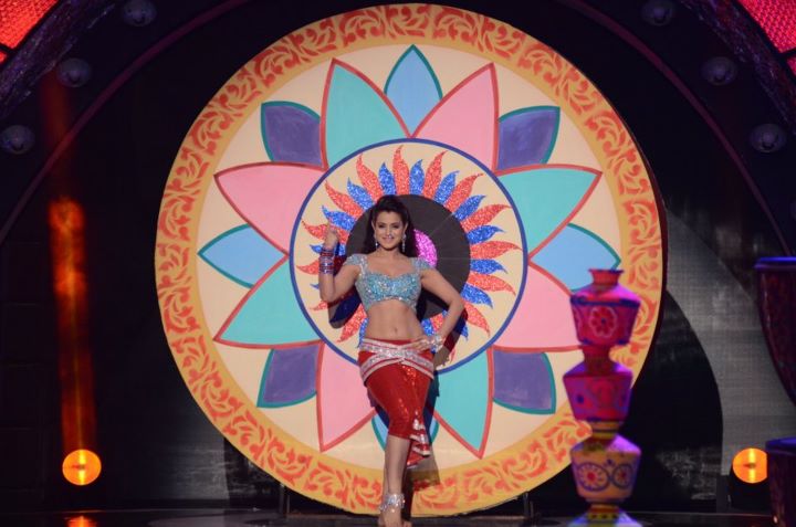 Amisha Patel stage performance pics - Amisha Patel Dance Performance Apsara Awards 2012
