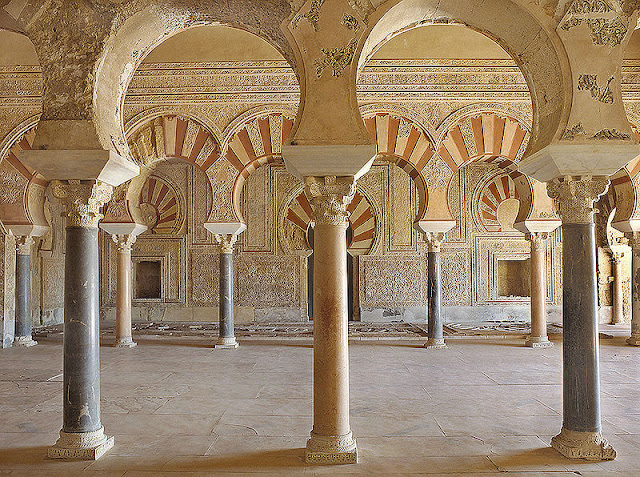 Interior de la sala de oración dividido en naves por soportes