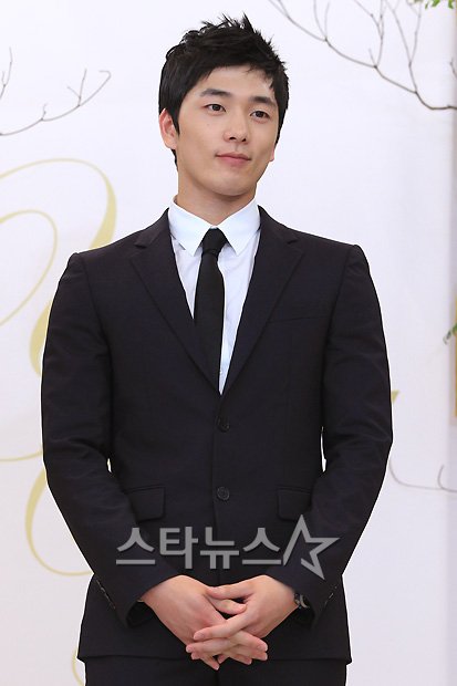 อีฮยอนจิน (Lee Hyun Jin) | singKasong