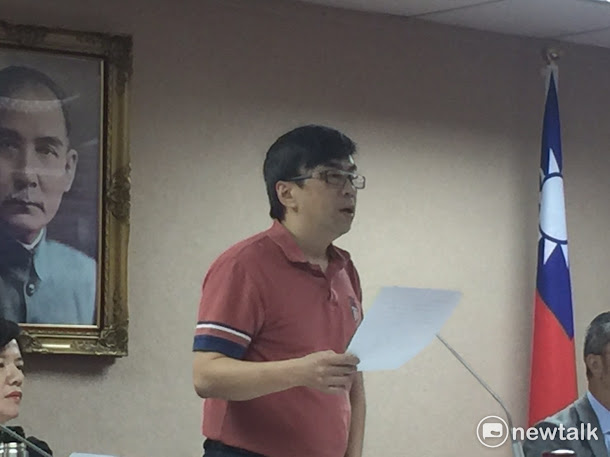 宣布不再續任的綠委段宜康29日受訪時表示,提早讓外界知道自己決定,是為了斷自己後路,「我把後路斷了就是我的決心」。 宣布不再續任的綠委段宜康29日受訪時表示,提早讓外界知道自己決定,是為了斷自己後路,「我把後路斷了就是我的決心」。