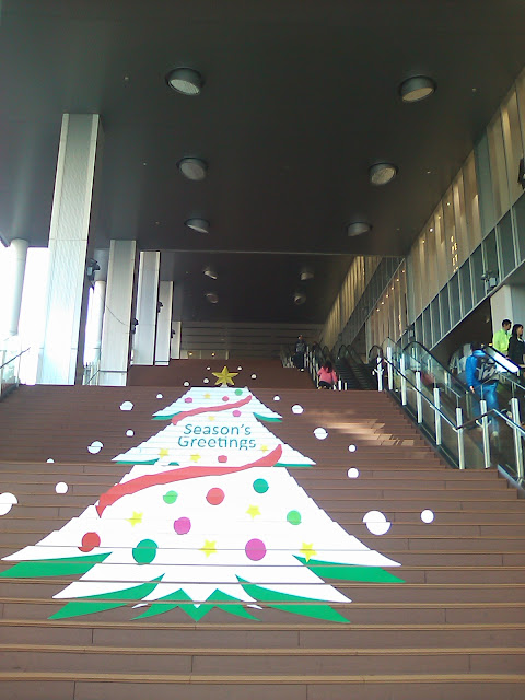 Family bike ride to a Mall where christmas is about to be here. | mama