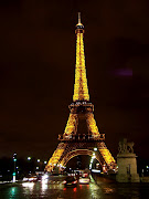 Paseando por París, Félix chegou ata a Torre Eiffel e preguntoulle a un home .