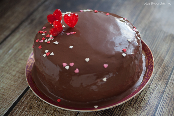 Шоколадный торт на кипятке со сливочным кремом и клубничным конфитюром