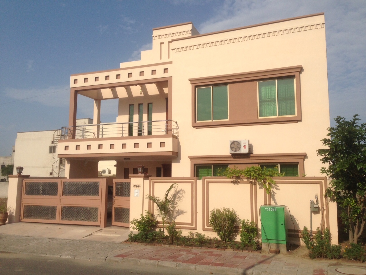 11 Marla Beautiful House For Sale in Bahria Town Lahore - Pakistani