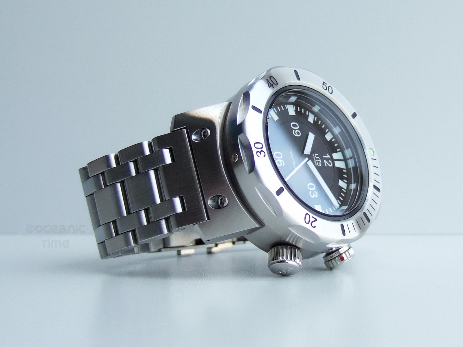 uts 4000m diver watch price