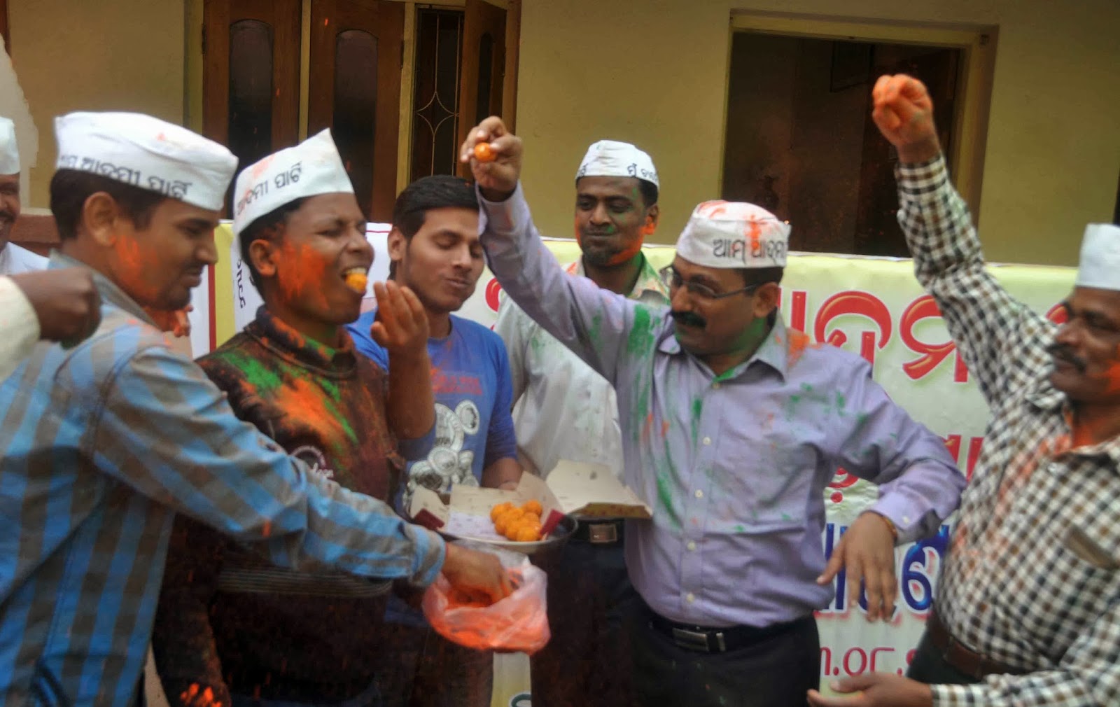 Signature tune!: State AAP celebrates party’s good show in Delhi