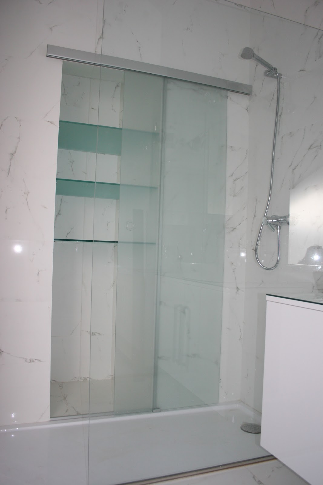 roomyshowroom: HACER UN BAÑO EN UN ESPACIO OSCURO E INTERIOR