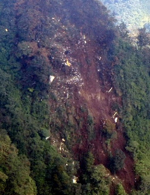 Foto kecelakaan pesawat sukhoi di gunung salak bogor