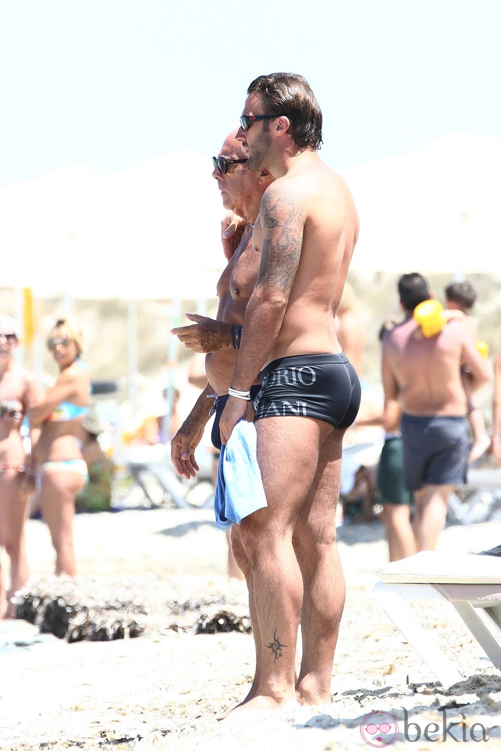 2511_giorgio-armani-disfruta-de-la-compania-de-un-amigo-en-formentera.jpg