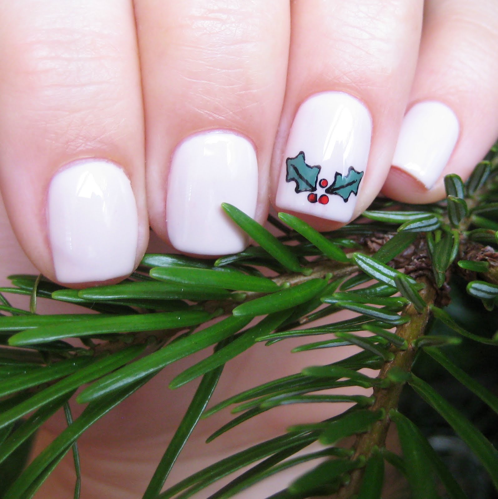 Dahlia Nails Holly Accent