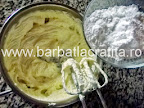 Tort cu nuca preparare reteta crema - adaugarea zaharului pudra in untul frecat