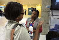 A Agente de Saúde Ana Lúcia Cunha conversa com uma médica congressista sobre o funcionamento das VD´s (visitas domiciliares).