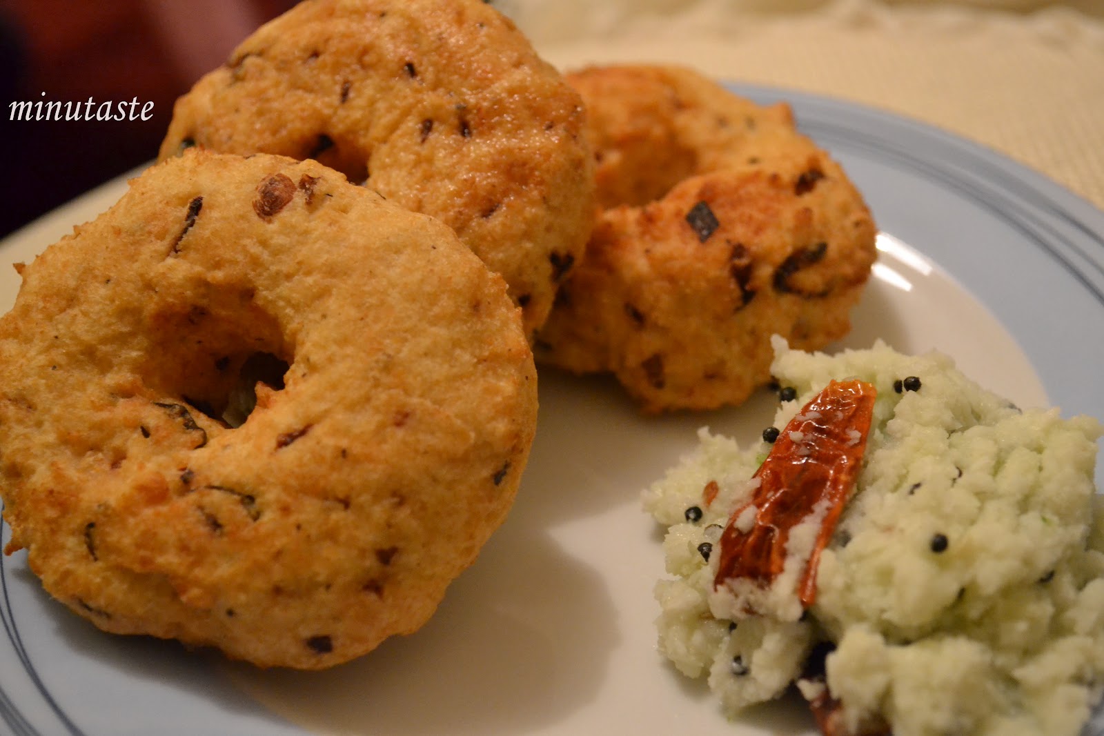 Ruchikaram Uzhunnu vada and Coconut chutney (Medu vada)