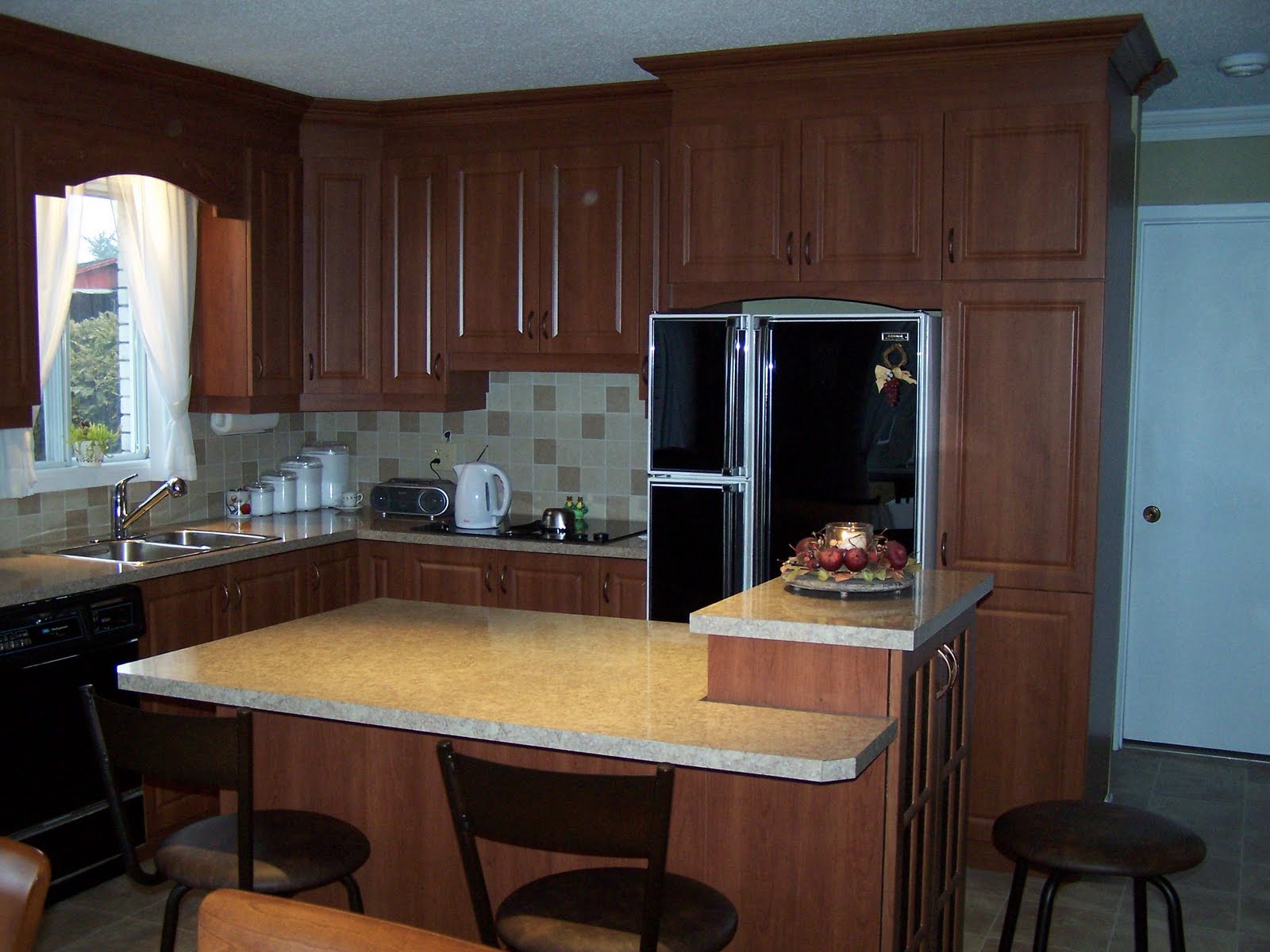 SpecialitésMM ARMOIRE DE CUISINE EN THERMOPLASTIQUE, COMPTOIR STRATIFIÉ