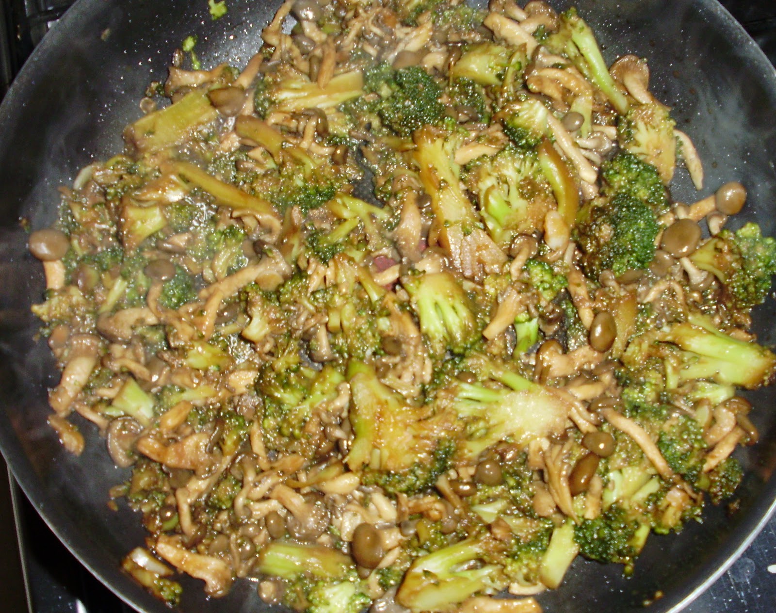 Meu divã... na cozinha Shimeji com brócolis