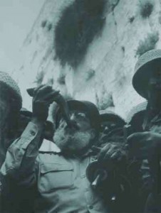 Rabbi Shlomo Goren, IDF Chief Rabbi, blowing Shofar at the Kotel in 1967. Credit: UnitedwithIsrael Rabbi Shlomo Goren