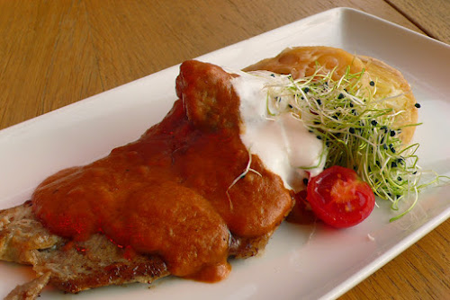 XXI. századi harcsapaprikás túrós csusza rétessel, tejfölgolyóval (Like Bisztró, Törökbálint)