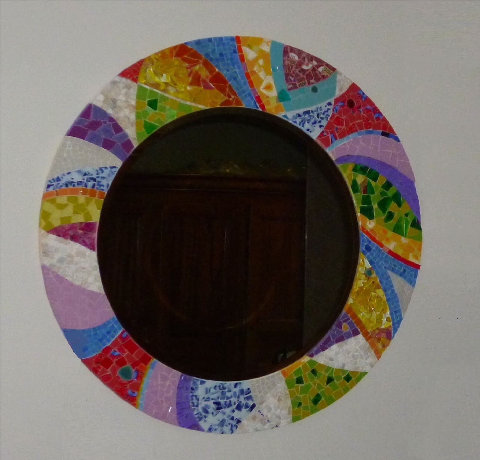 vente et création sur commande d'un miroir rond en mosaique style contemporain abstrait rouge vert bleu jaune pâte de verre tesselles marbre verre coloré smalt 