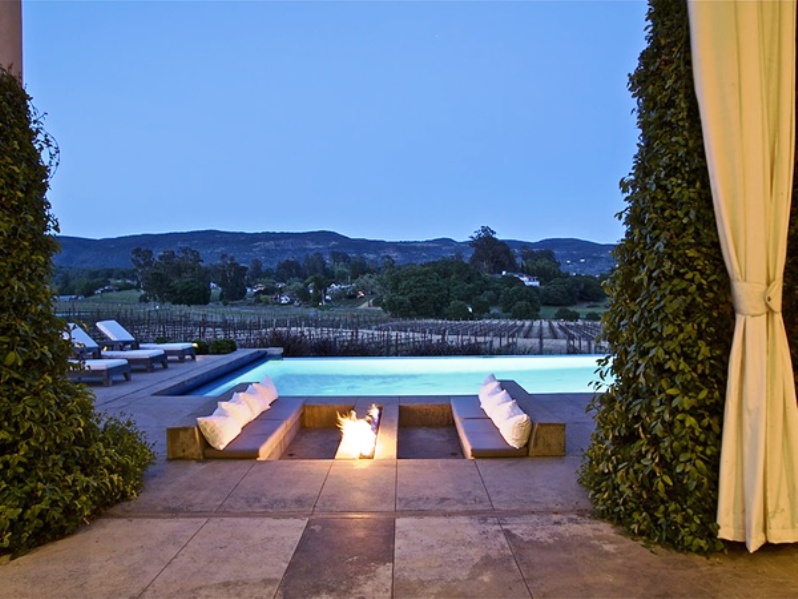 ciao! newport beach a backyard fire pit