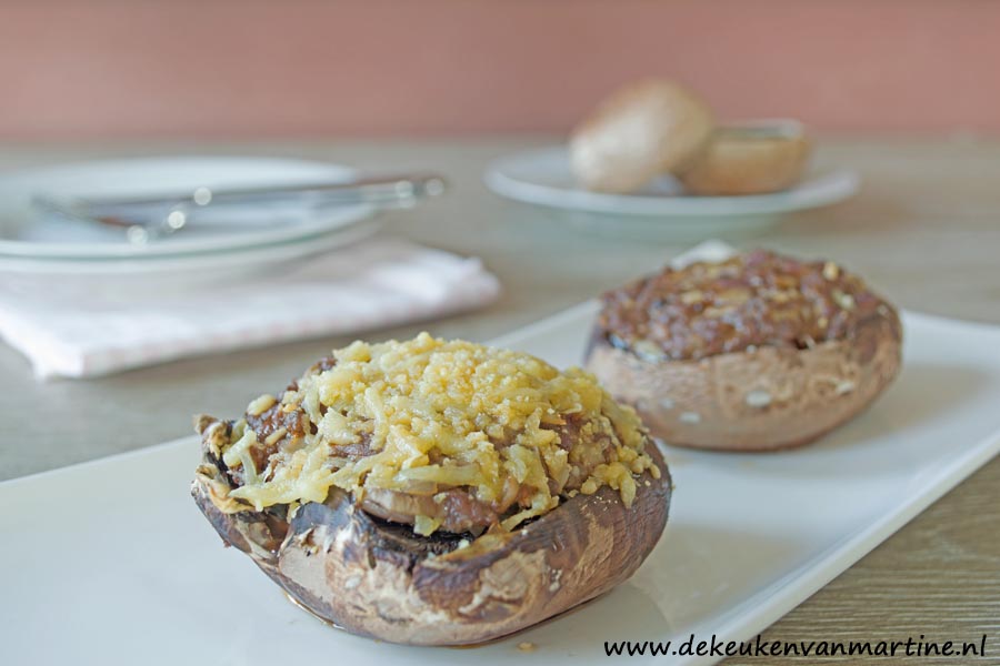 De keuken van Martine Portobello gevuld met gehakt