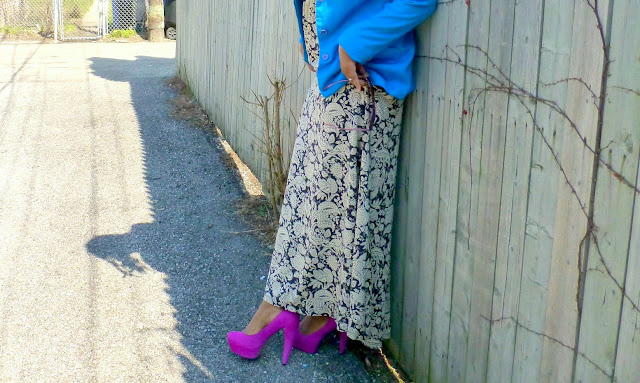 black and white maxi dress and purple magenta pumps