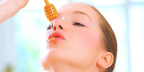 aplicar miel en los labios para hidratarlos
